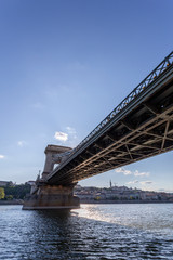 Obraz premium The famous Chain bridge in Budapest on a sunny afternoon.