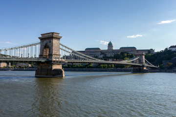 Obraz premium The famous Chain bridge in Budapest on a sunny afternoon.