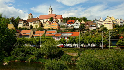 malerische Stadtansicht von Horb am Neckar mit Kirche und alten Häusern hoch über dem Fluss Neckar - obrazy, fototapety, plakaty