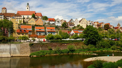 Fototapeta na wymiar malerische Stadtansicht von Horb am Neckar mit Kirche und alten Häusern hoch über dem Fluss Neckar