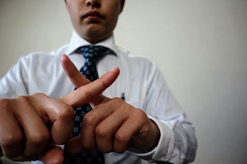 拒否のポーズをとる会社員のクローズアップ