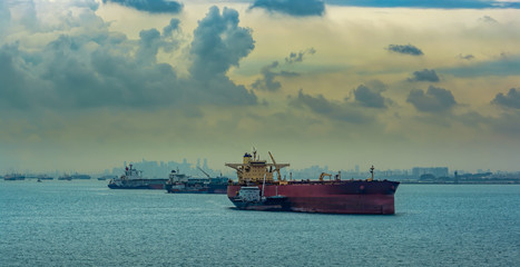 Loading anchored oil supertanker via a ship-to-ship oil transfer (STS) from raid tanker