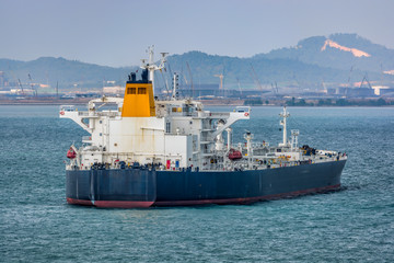Fototapeta premium Laden crude oil tanker anchored in outer harbor in front of the Pengerang Deepwater Petroleum Terminal in Johor, Malaysya.