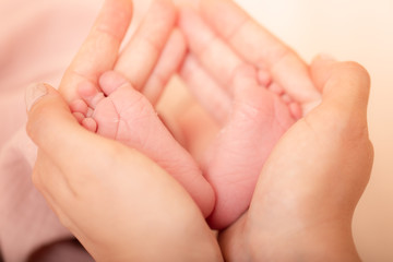 Obraz na płótnie Canvas Close up picture of newborn baby feet. Sleeping newborn baby on a light blanket.