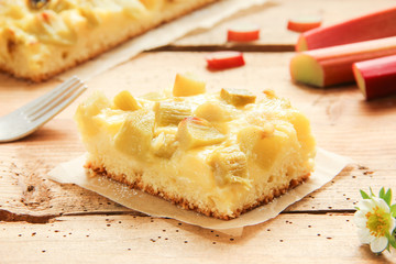 Stück Rhabarberkuchen frisch frischer Rhabarber Kuchen Blechkuchen 