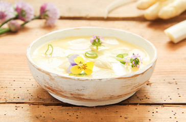 frische Spargelsuppe Spargel Suppe Spargelcremesuppe Schale Tisch Kräuter essbare Blüten