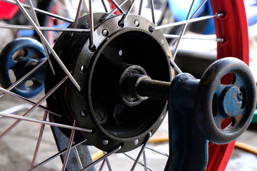 Obraz premium The wheels of a motorcycle are strange.