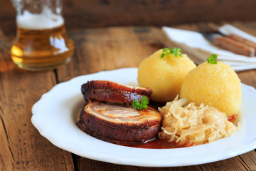 schweinebraten mit knödel und sauerkraut