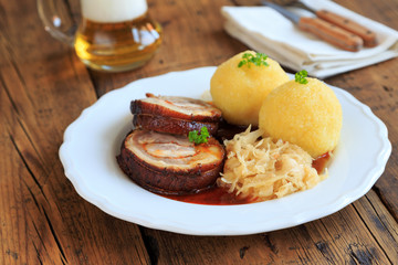 schweinebraten mit knödel und sauerkraut