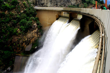 Caída de agua de la represa de San Jacinto, en Tarija