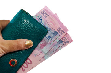 200 гривен в женском кошельке на белом фоне. Крупный план. Украинские деньги в кошельке. Копия пространства. Место для текста.