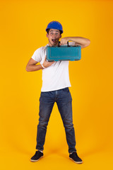 joven vestido de obrero de la construcción con su caja de herramientas