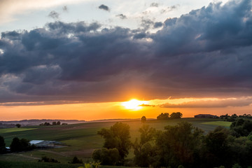 Obraz premium Sonnenuntergang in Hügellandschaft