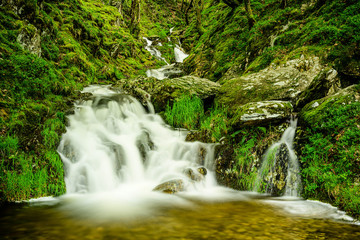 Fototapeta na wymiar Woodland waterfall