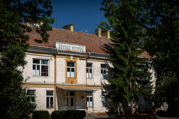 Fototapeta na wymiar verfallenes Krankenhausgebäude in einer rumänischen Stadt