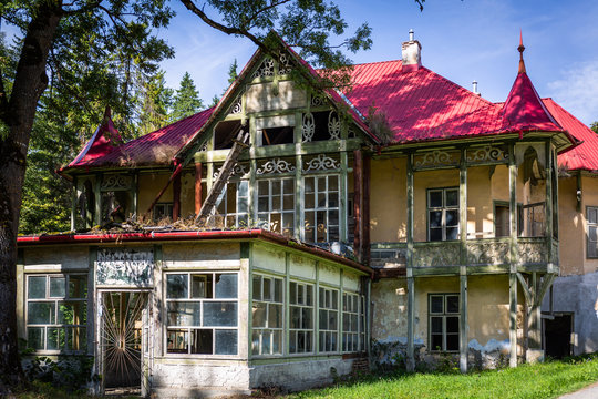 verfallenes Haus im rum&auml;nischen Dorf Borsec