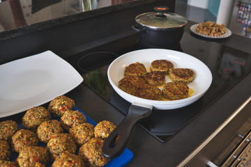 Frikadellen Gemüse Fleisch Paddys Kurkuma beim Anbraten in Teflonpfanne mit Kokosöl, Produktbild