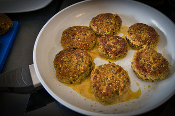 Frikadellen Gemüse Fleisch Paddys Kurkuma beim Anbraten in Teflonpfanne mit Kokosöl, Produktbild