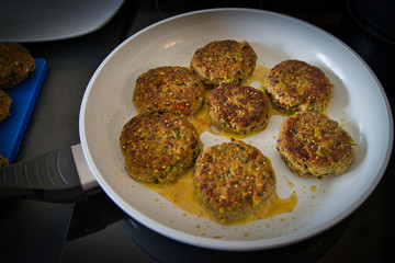Frikadellen Gemüse Fleisch Paddys Kurkuma beim Anbraten in Teflonpfanne mit Kokosöl, Produktbild