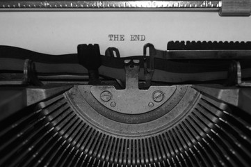 messaggio di testo  The End su foglio scritto con una vecchia macchina da scrivere