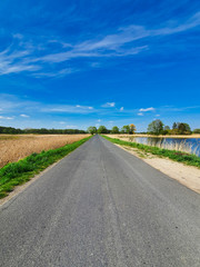 Droga wiejska przez pola 