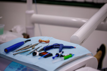 Fototapeta na wymiar Set of Dentist 's medical equipment tools on tray ready for patient treatment. Patient dentures on a medical tray with stomatologist tools and utensils. Concept of oral and tooth care