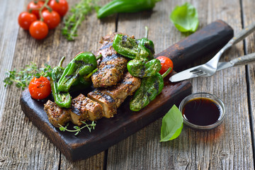 Vegan grillen: Seitan-Steaks mit Pimientos und Sojasoße  - Grilled vegan steaks with pimientos de padron and served with a herb soy sauce