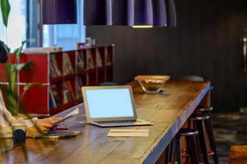 オフィスでのノートパソコンを使ってミーティングをしている女性の手元