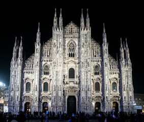 Fachada principal de la catedral de Milan de noche