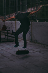 Fototapeta na wymiar skater haciendo un truco con su tabla