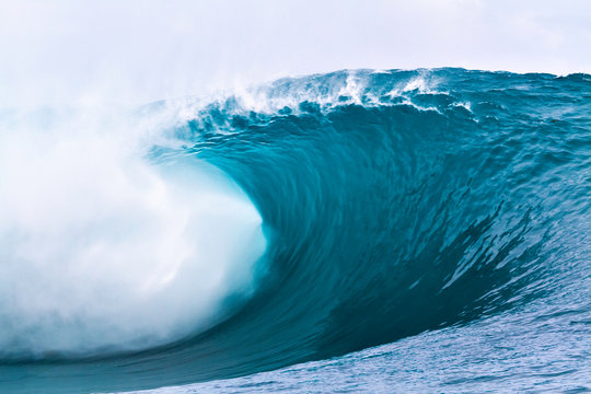 Heavy wave in Papeete Tahiti