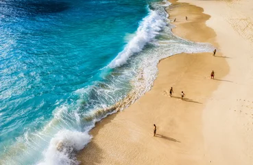 Keuken spatwand met foto Mensen op het strand op Bali, Indonesië. Vakantie en avontuur. Strand en grote golven. Bovenaanzicht van drone op strand, azuurblauwe zee en ontspannen mensen. Reis en ontspan - afbeelding © biletskiyevgeniy.com