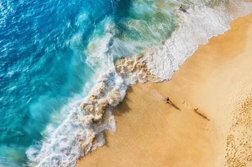 Abwaschbare Tapeten Luftaufnahme Strand Menschen am Strand auf Bali, Indonesien. Urlaub und Abenteuer. Strand und große Wellen. Draufsicht von der Drohne am Strand, azurblaues Meer und entspannende Menschen. Reisen und entspannen - Bild