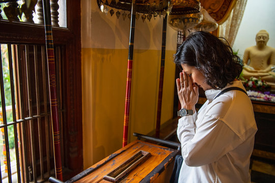 buddhist worshiper donating at the temple of the holy tooth relic