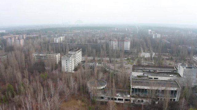 Vuelo sobre edificios abandonados en Pripyat, Chernobil. Zona de exclusi&oacute;n
