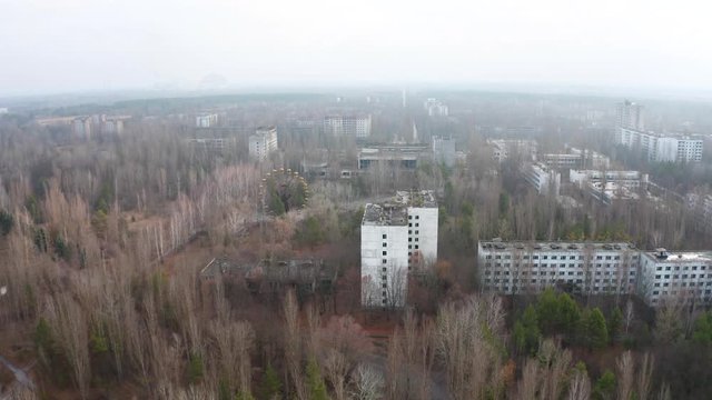 Vuelo sobre edificios abandonados en Pripyat, Chernobil. Zona de exclusi&oacute;n