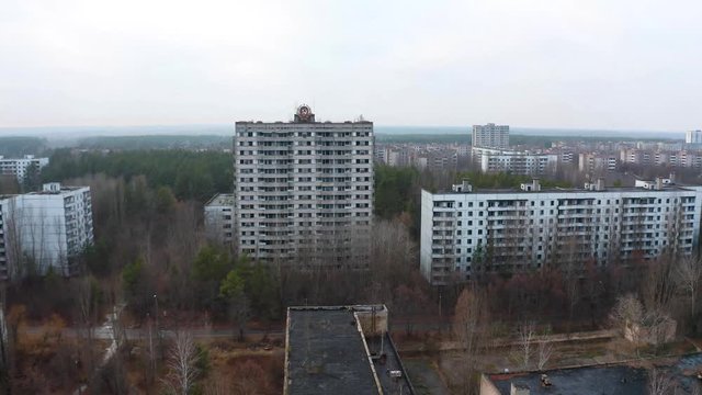 Vuelo sobre edificios abandonados en Pripyat, Chernobil. Zona de exclusi&oacute;n