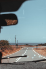 carrertera costera chilena dentro de un vehiculo en movimiento 