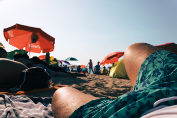Fototapeta premium PERSONA tomando sol en la playa un dia caluroso de verano en chile