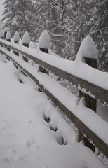 holzbrücke deren Pfosten eine schneemütze haben