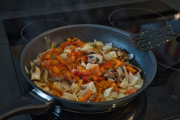 Frische Gemüsepfanne mit Paprika und Zwiebel, vegetarisch, vegan, Produktbild, low carb