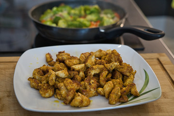 Frische Gemüsepfanne mit Hühnchenfleisch auf weißem Teller, vegetarisch, vegan, Produktbild, low carb