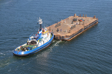 Schlepper mit einem Ponton