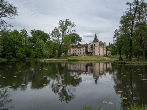 Schlossteich und Schloss Burgkemnitz mit Spiegelung