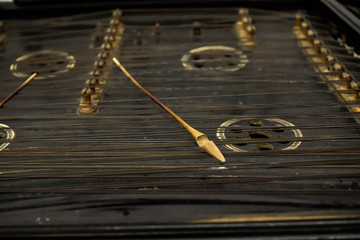 Closeup of the psaltery instrument.