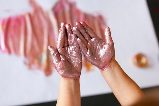 Kleines Kind malt farbenfroh mit Fingerfarben. Little child painting colorful with finger paint. Fun child art activities. Spaßige Freizeit Aktivität mit Kindern.