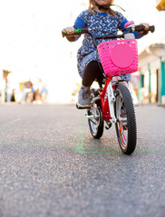 Cute child girl on Bicycle. Junges Mädchen auf Fahrrad. Fahrrad fahren lernen ohne Stützräder....