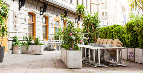 Geschlossener Gastgarten. Gastronomie mit gesperrtem Garten. Restaurant mit geschlossenem Gasthof. Closed outdoor restaurant area with stacked furniture. © Lukas Bast