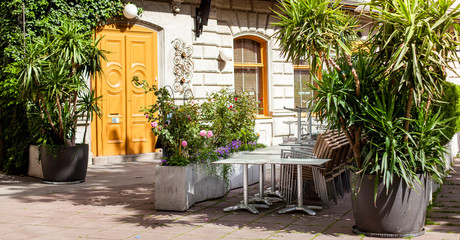 Closed outdoor restaurant area with stacked furniture. Geschlossener Gastgarten. Gastronomie mit gesperrtem Aussenbereich. Restaurant mit geschlossenem Gasthof. 