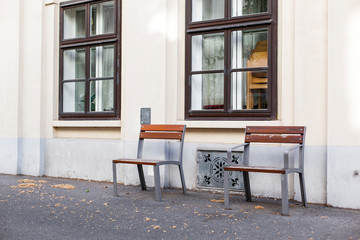 Social distancing in public area. Soziale Distanz im öffentlichen Raum. Zwei leere Sessel mit...
